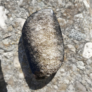 Cabochon en forme de flamme, rainuré en obsidienne argentée du Mexique