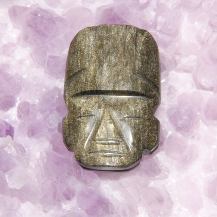 Cabochon en forme de guerrier de Teotihuacan, taillé en obsidienne 