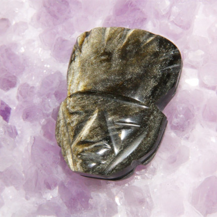 Cabochon Obsidienne Dorée sculpté en frome de  Guerrier