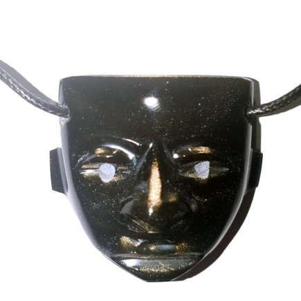 Pendentif, taillé en forme de masque, en obsidienne dorée