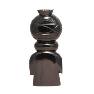 Sculpture de femme portant une jarre, en obsidienne noire