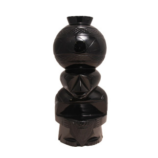 Sculpture de femme portant une jarre, en obsidienne noire