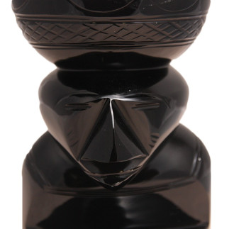 Sculpture de femme portant une jarre, en obsidienne noire