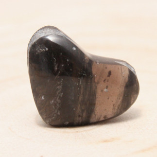 Cabochon en obsidienne larme d'apache, taillé en forme de cœur.