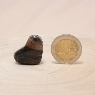 Cabochon en obsidienne larme d'apache, taillé en forme de cœur.