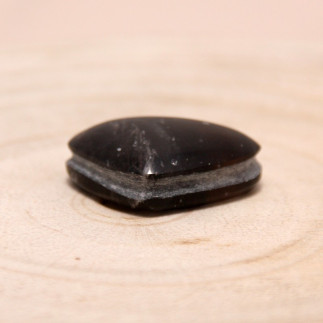 Cabochon en obsidienne larme d'apache, taillé en forme de cœur.