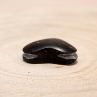 Cabochon en obsidienne larme d'apache, taillé en forme de cœur.