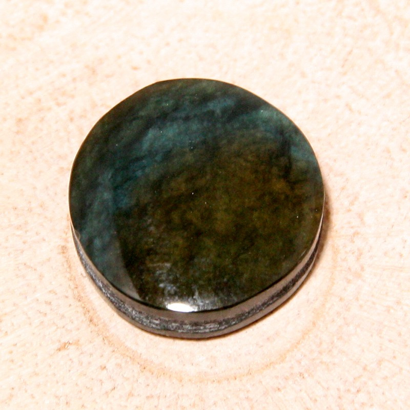 Cabochon en obsidienne manto huichol