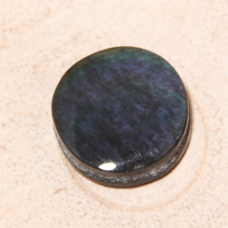 Cabochon en obsidienne manto huichol