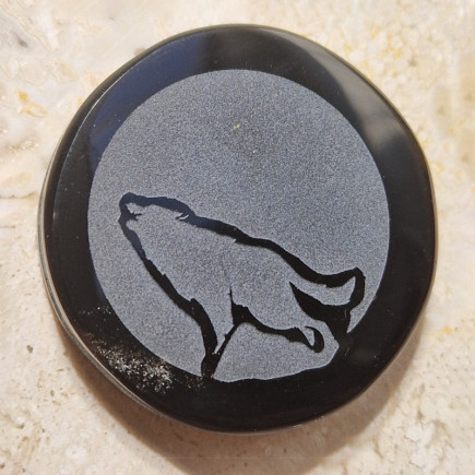 Cabochon en obsidienne noire, gravé avec un loup