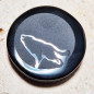 Cabochon en obsidienne noire, avec un loup gravé.