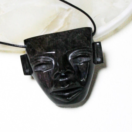Pendentif masque en obsidienne manto huichol en provenance du Mexique