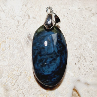 Pendentif en obsidienne manto huichol du Mexique, avec de reflets bleus