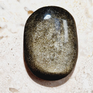 Cabochon ovale, rainuré en obsidienne dorée