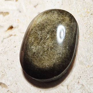 Cabochon en obsidienne dorée