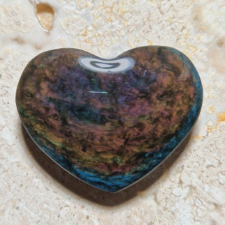 Cabochon en forme de cœur, en obsidienne manto huichol (mentogochol)