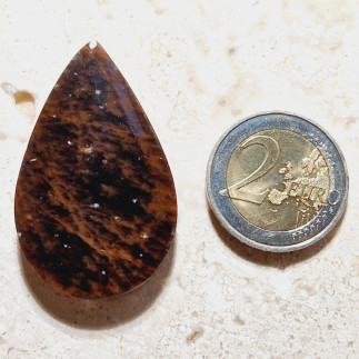 Cabochon taillé en  forme de goutte, en obsidienne larme d'apache