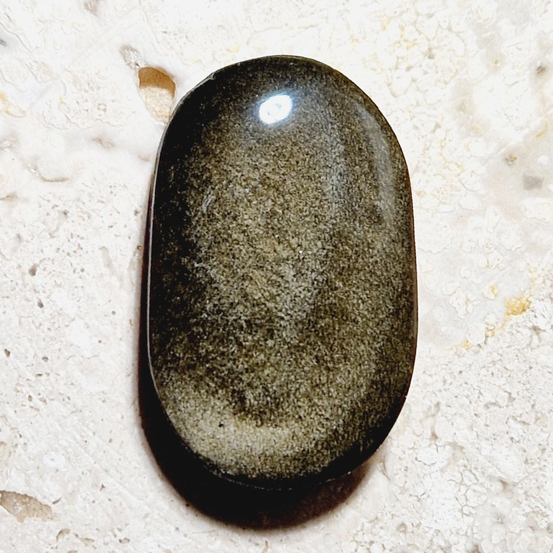 Cabochon en obsidienne dorée