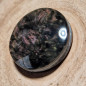 Cabochon en obsidienne en manto huichol