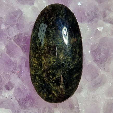 Cabochon ovale, rainuré en obsidienne manto huichol. Idéal pour sublimer vos créations