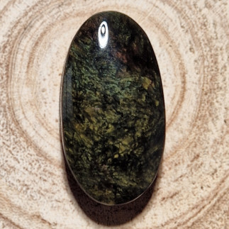 Cabochon ovale, rainuré en obsidienne manto huichol. Idéal pour sublimer vos créations