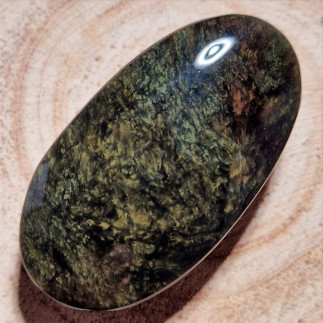 Cabochon ovale, rainuré en obsidienne manto huichol. Idéal pour sublimer vos créations