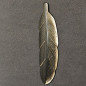 Plume sculptée en obsidienne dorée