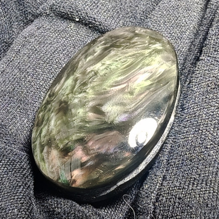Cabochon en obsidienne manto huichol