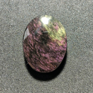 Cabochon en obsidienne manto huichol