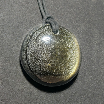 Pendentif en obsidienne dorée