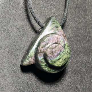 Pendentif Obsidienne Manto Huichol Escargot – Artisanat du Mexique