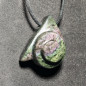 Pendentif escargot en obsidienne manto huichol Pendentif escargot en obsidienne manto huichol