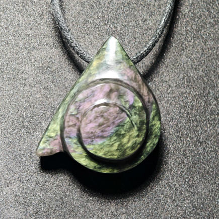 Pendentif escargot en obsidienne manto huichol