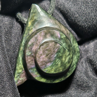 Pendentif Obsidienne Manto Huichol Escargot – Artisanat du Mexique