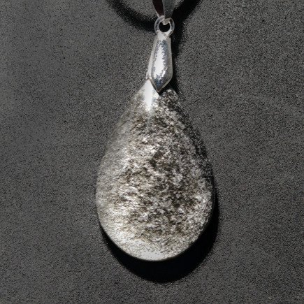 Pendentif en obsidienne argentée