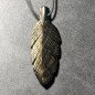 Pendentif feuille en obsidienne dorée