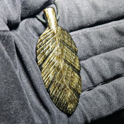 Pendentif feuille en obsidienne dorée