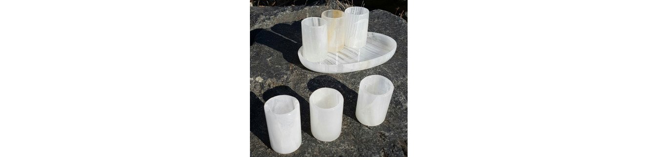 Art de la table : verres, sous-verres et coupes en pierre naturelle.